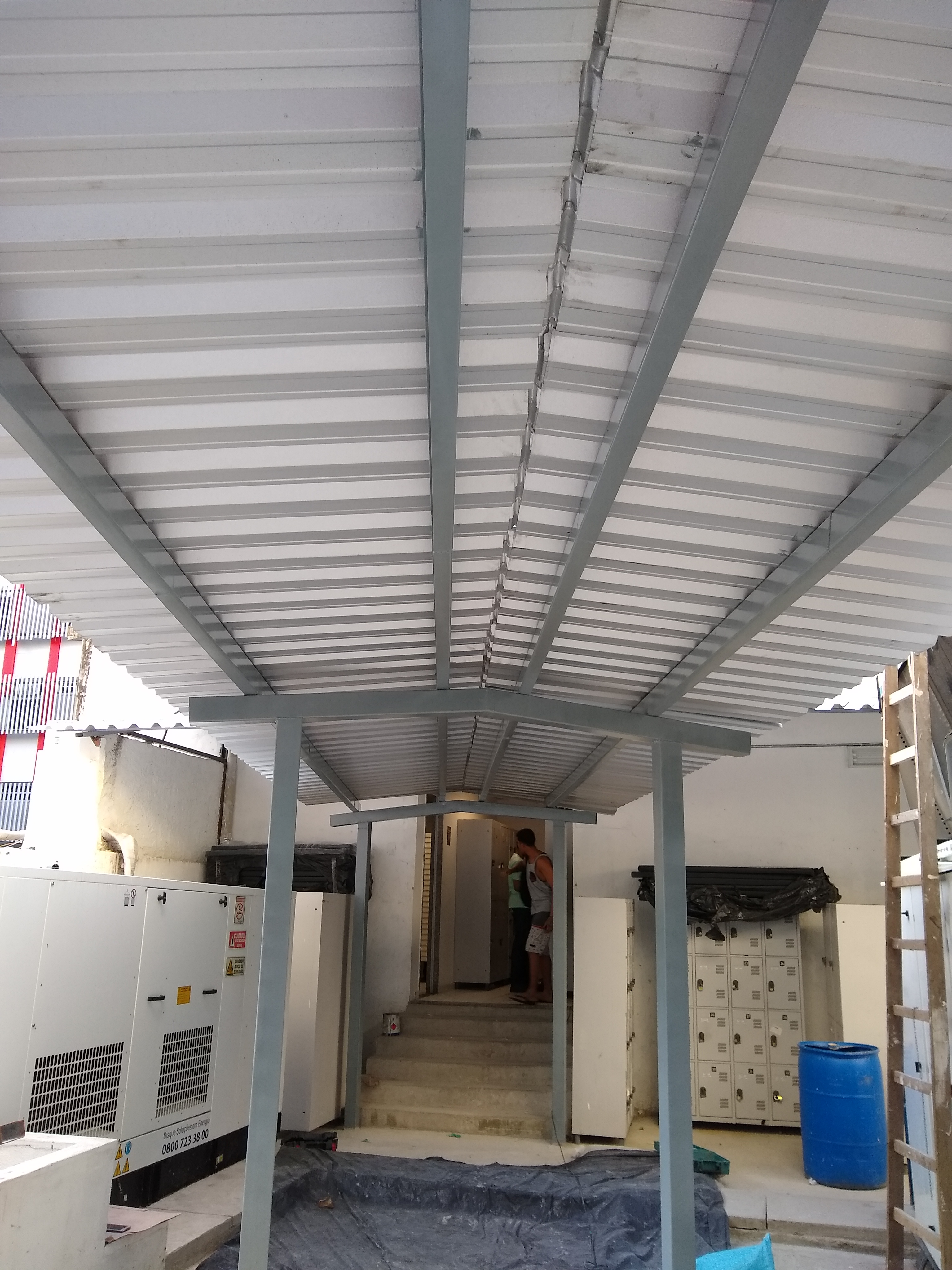 Montagem de cobertura metálica em obra