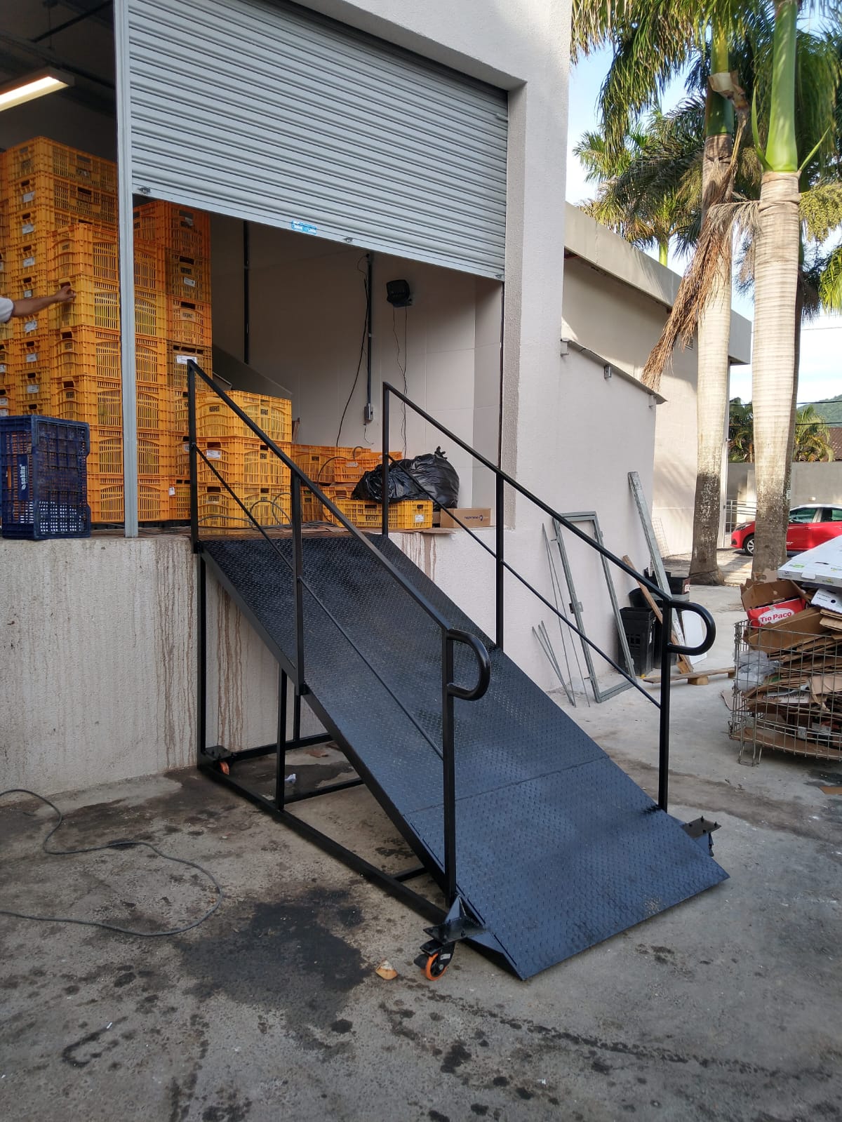 Rampa de acesso metálica instalada em doca de carga