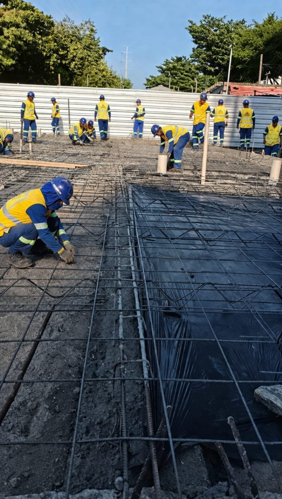 Equipe da EMM Elevando trabalhando em obra