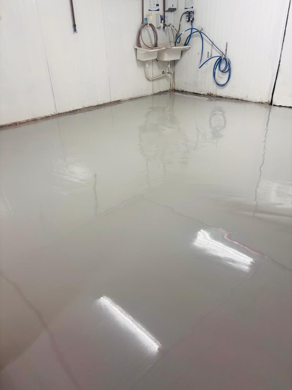 Piso de uretano industrial aplicado em câmara fria de supermercado